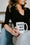Sitzende Business Frau mit Worlds best boss Tasse in der Hand