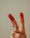 Peace Zeichen mit Zeigefinger und Mittelfinger mit Blut bedeckt